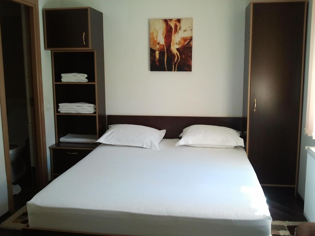 Jr Motel Отопень Номер фото